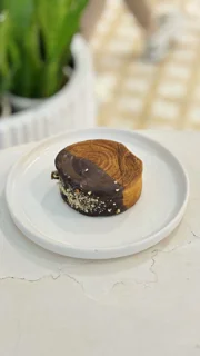 رول نيويورکي شکلاتي